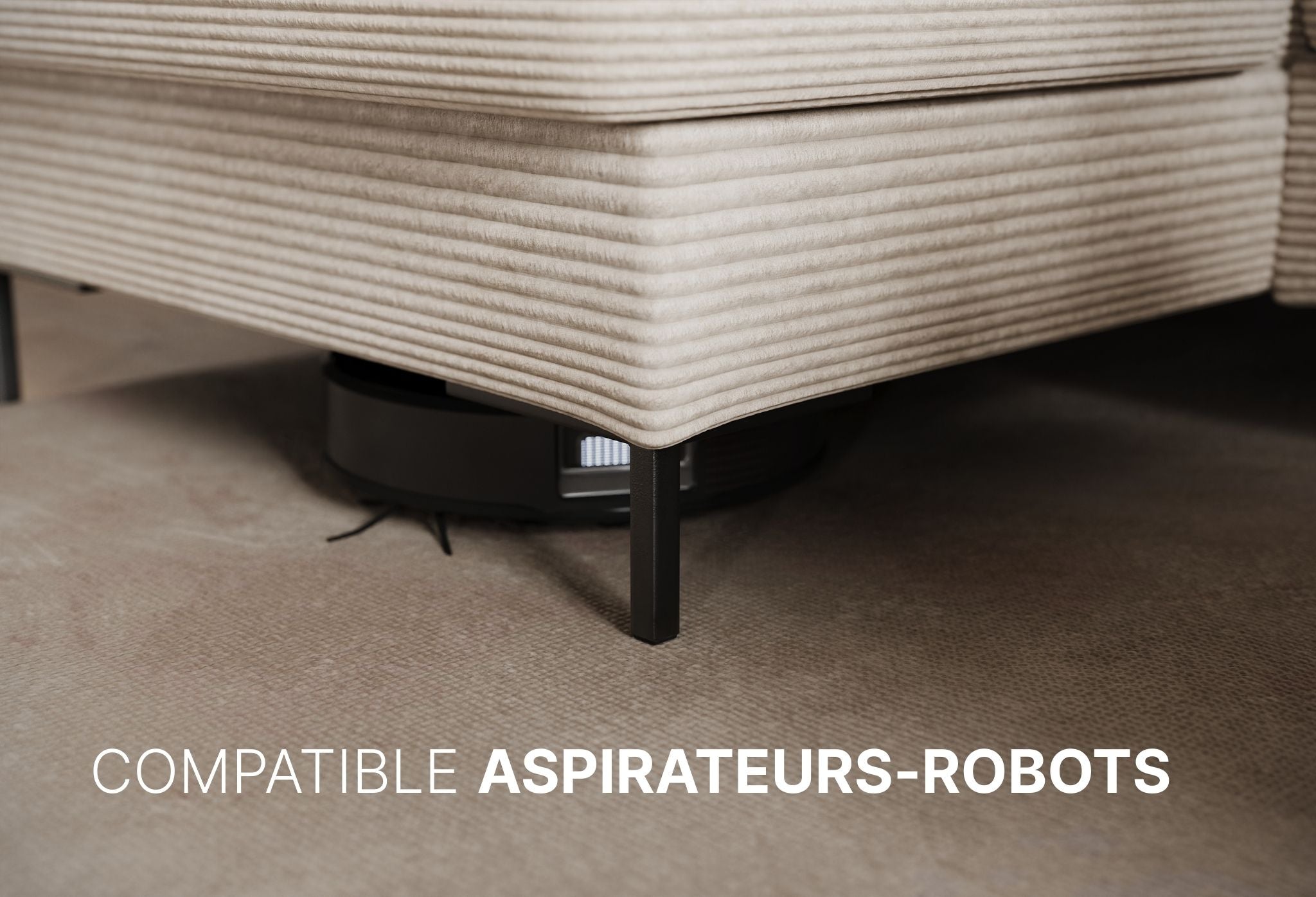 Zoom sur le dessous du canapé en U en velours beige, compatible avec les aspirateurs robots
